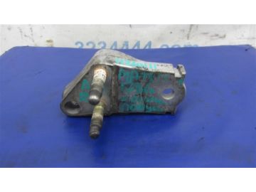 Кронштейн опоры двигателя прав. TOYOTA MATRIX 02-08