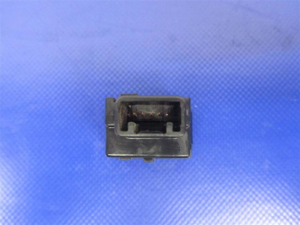 84841-76010 | Кнопка відкриття лючка бензобака LEXUS CT200 11-17 - Фото 4