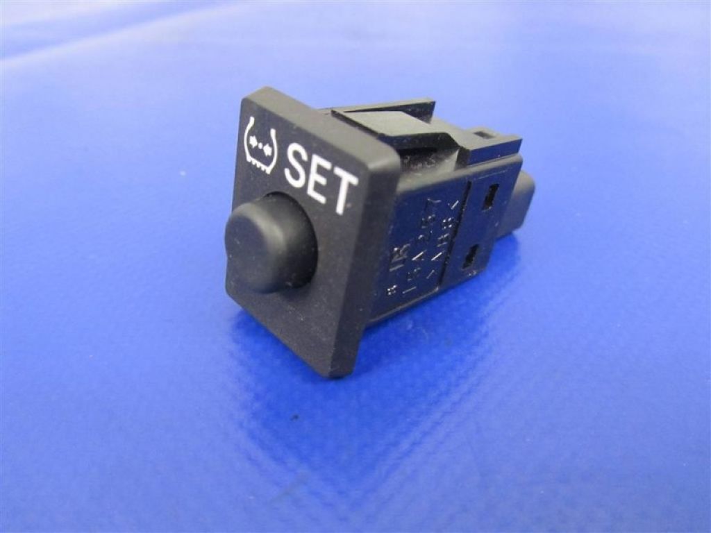 84746-48010 | Кнопка LEXUS CT200 11-17