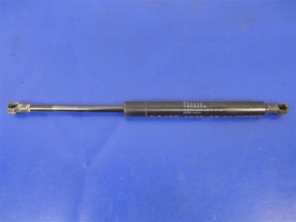 64530-0W091 | Амортизатор кришки багажника LEXUS GS350 GS300 05-11
