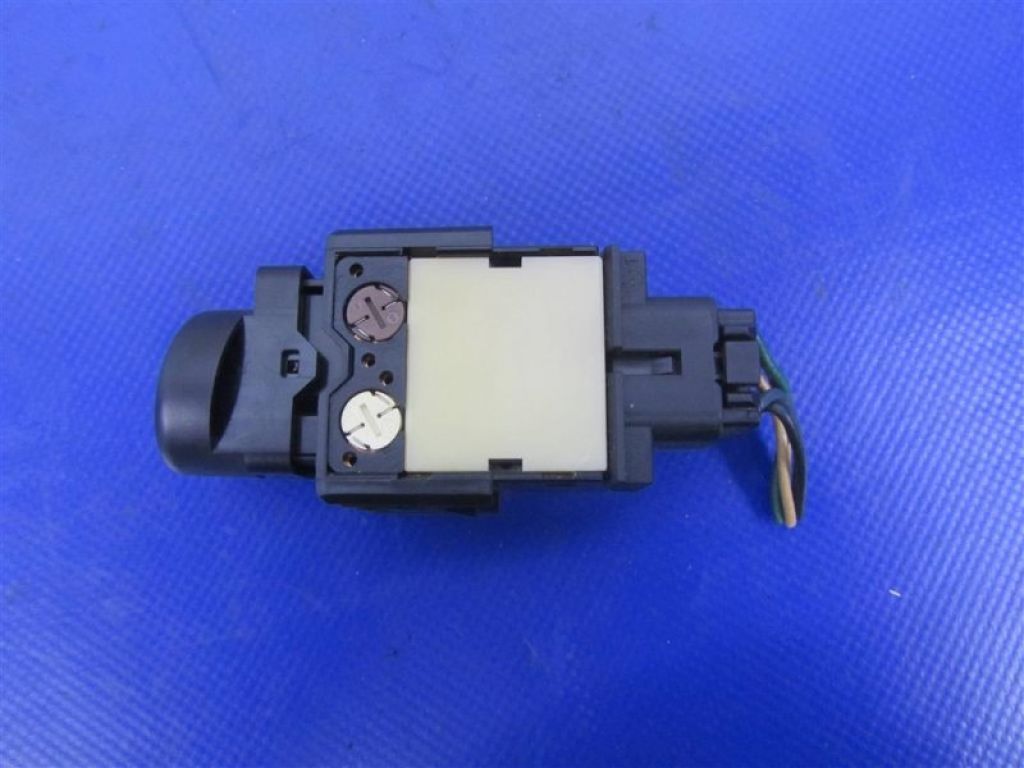 84790-01040 | Кнопка обогрева заднего стекла TOYOTA MATRIX 02-08 - Фото 3