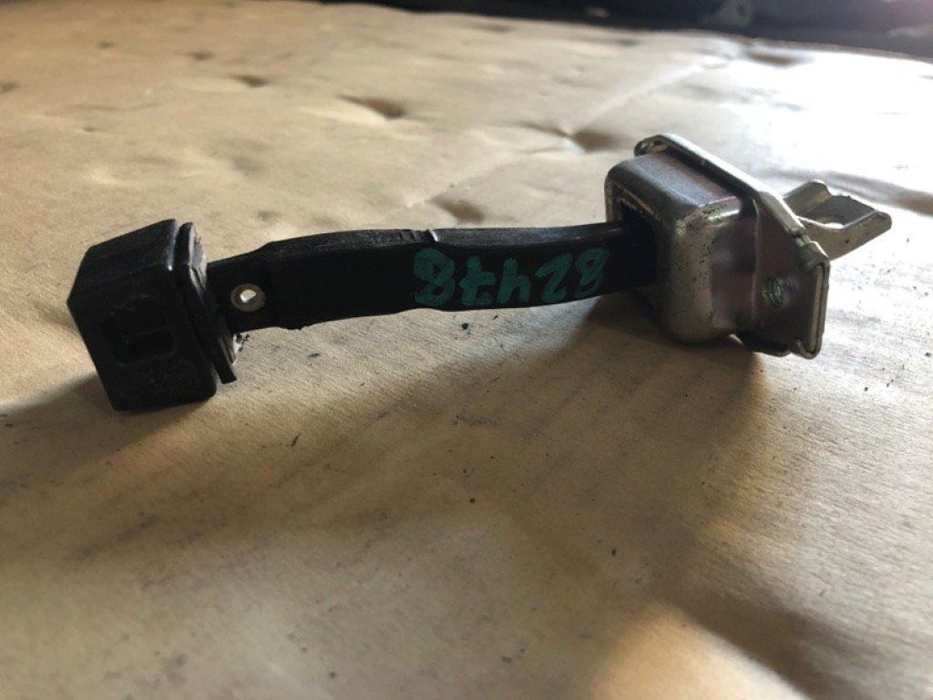 5702A040 | Обмежувач дверей передн. лів. MITSUBISHI OUTLANDER XL 05-13 - Фото 4