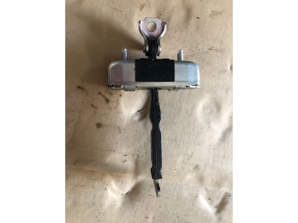 68630-02120 | Обмежувач дверей задн. прав. TOYOTA AURIS 06-12