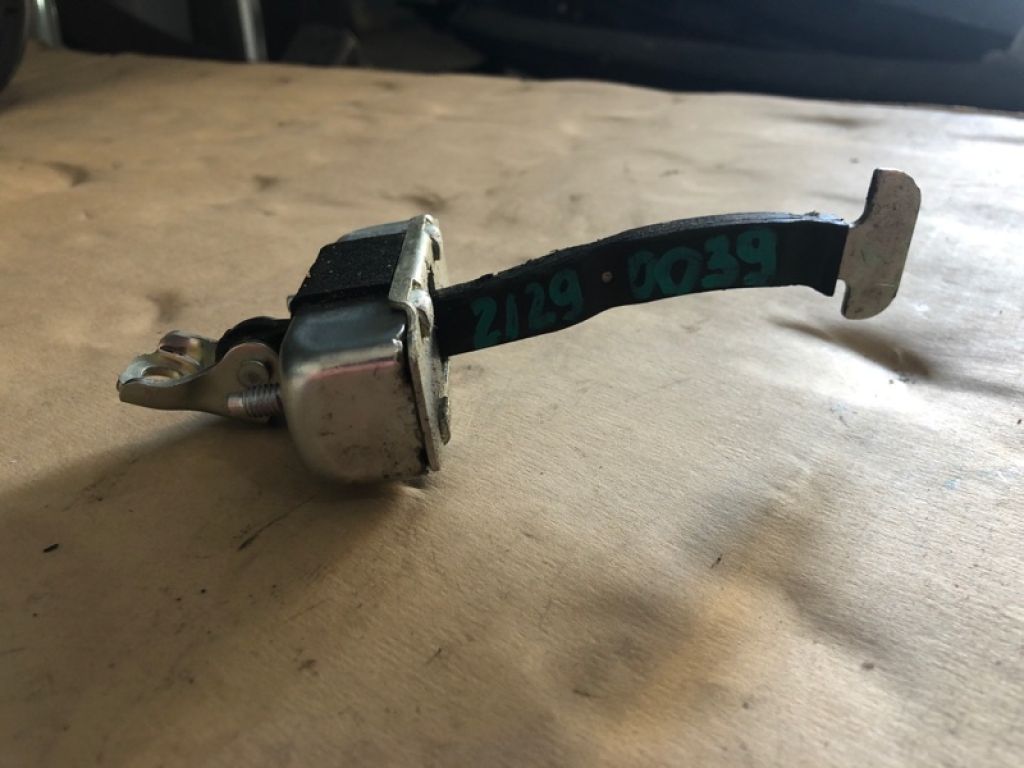 68630-02120 | Обмежувач дверей задн. прав. TOYOTA AURIS 06-12 - Фото 4