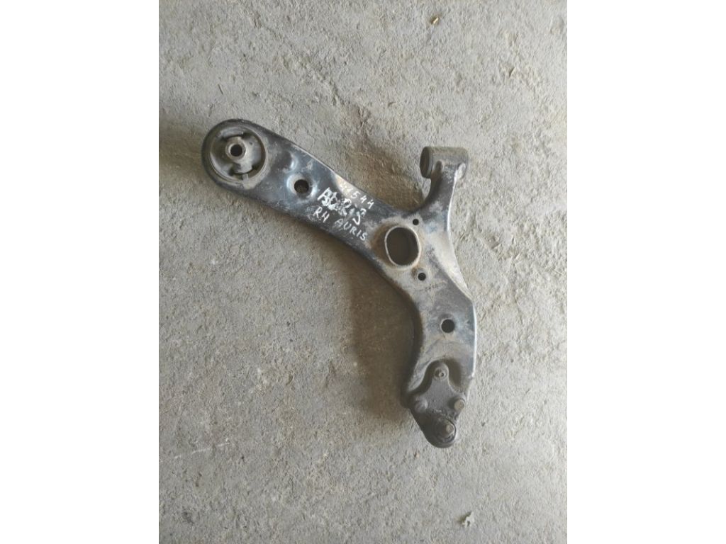 48068-02130 | Важіль передньої підвіски нижній прав. TOYOTA AURIS 06-12