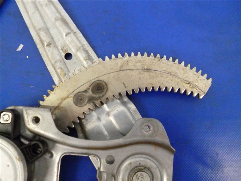 82720-EE00B | Склопідйомник задн. прав. NISSAN TIIDA/VERSA C11 04-11 - Фото 4