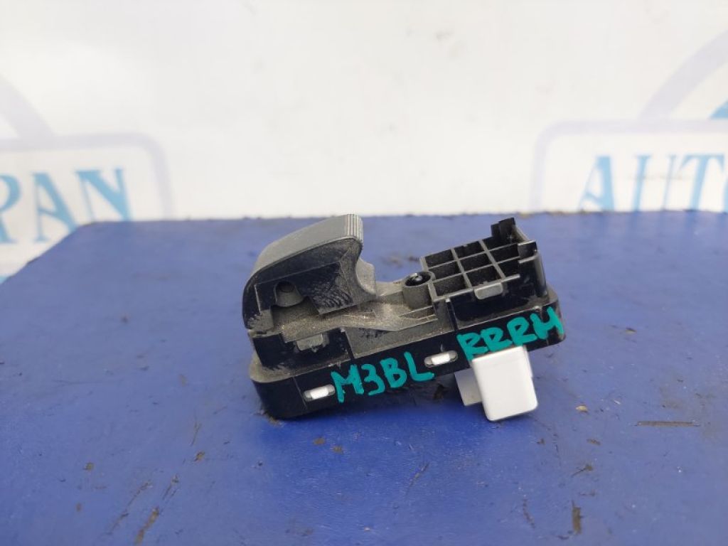 BBM2-66-370 | Кнопка стеклоподъемника задн. прав. MAZDA 3 BL 09-13