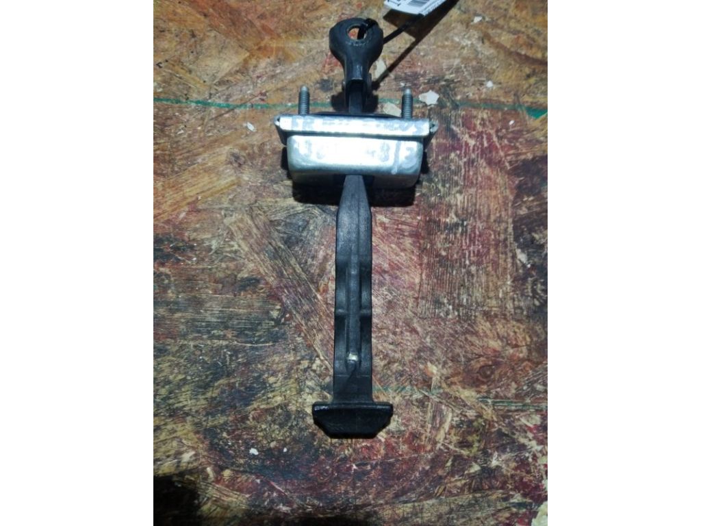 CP9Z-5823500-A | Ограничитель двери передн. прав. FORD FOCUS 10-18