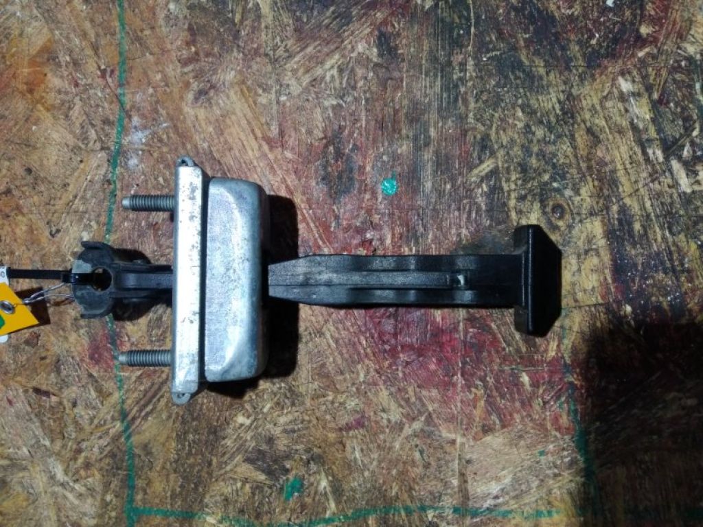 CP9Z-5827204-A | Ограничитель двери задн. прав. FORD FOCUS 10-18
