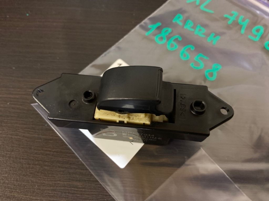 MR587944 | Кнопка склопідіймача задн. прав. MITSUBISHI OUTLANDER XL 05-13 - Фото 3