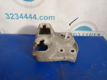 Кронштейн двигуна прав. SUBARU LEGACY BN 14-18