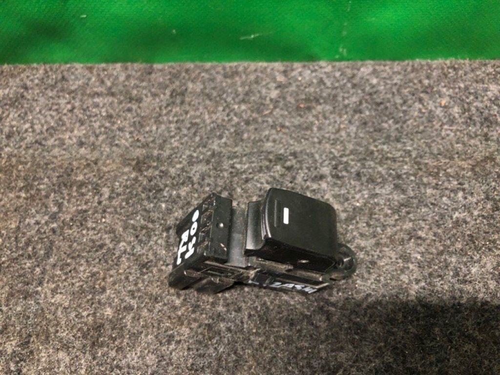 37995-57L20 | Кнопка склопідіймача задн. SUZUKI KIZASHI 09-14 - Фото 2