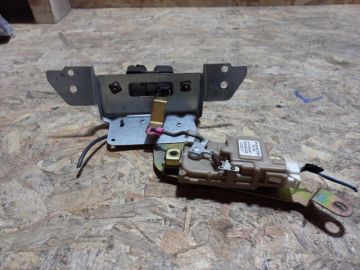 Замок стекла крышки багажника INFINITI QX56 / TITAN / ARMADA 04-16