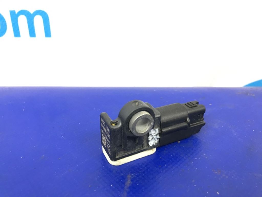 CP9Z-14B004-A | Датчик удару прав. FORD FOCUS 10-18