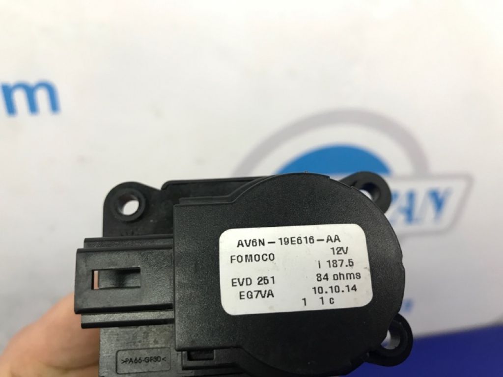 AV6Z-19E616-A | Моторчик заслінки пічки FORD FOCUS 10-18 - Фото 3