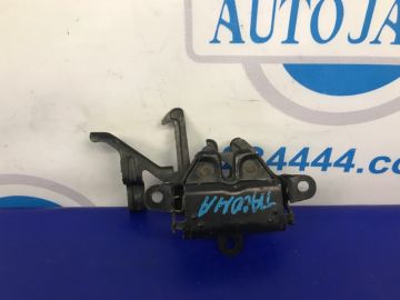 Замок капоту передн. TOYOTA TACOMA 05-15