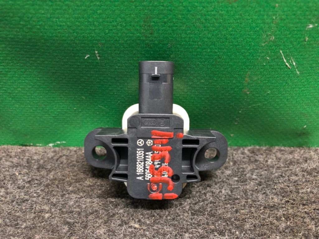 K8836-5DA0A | Датчик удару передн. прав. INFINITI QX30 16-20