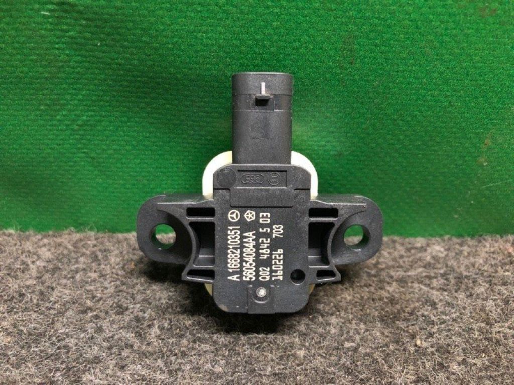 K8836-5DA0A | Датчик удару задн. прав. INFINITI QX30 16-20