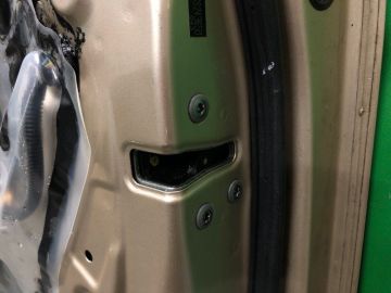 Замок двері передн. прав. TOYOTA SIENNA 11-16