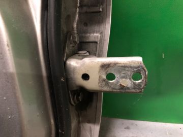 Петля двері нижня задн. лів. MITSUBISHI GALANT 03-12