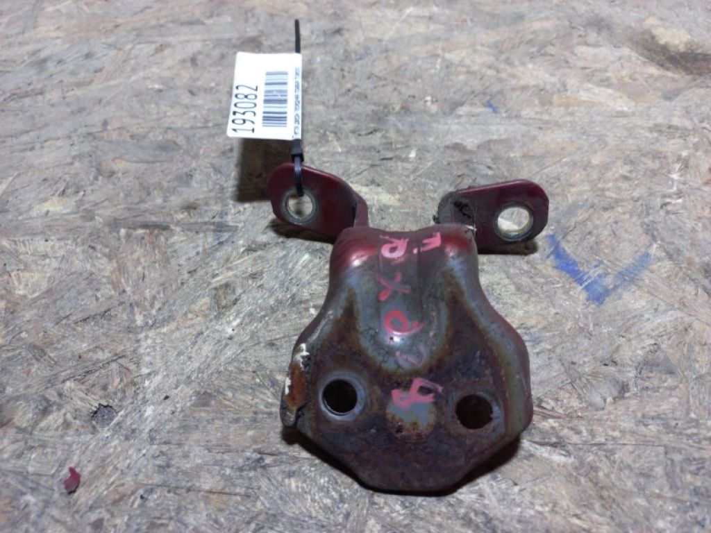 EA01-59-240C | Петля двері верхня передн. прав. MAZDA 626 GF 97-02