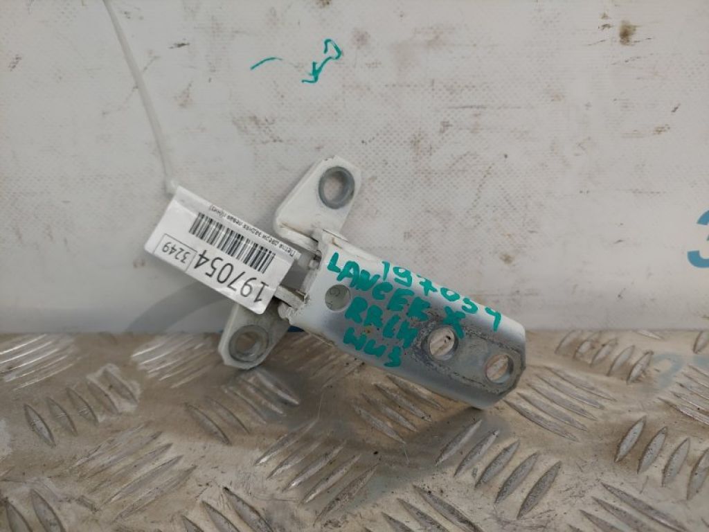 5702A006 | Петля двері нижня задн. лів. MITSUBISHI LANCER X 10 07-15