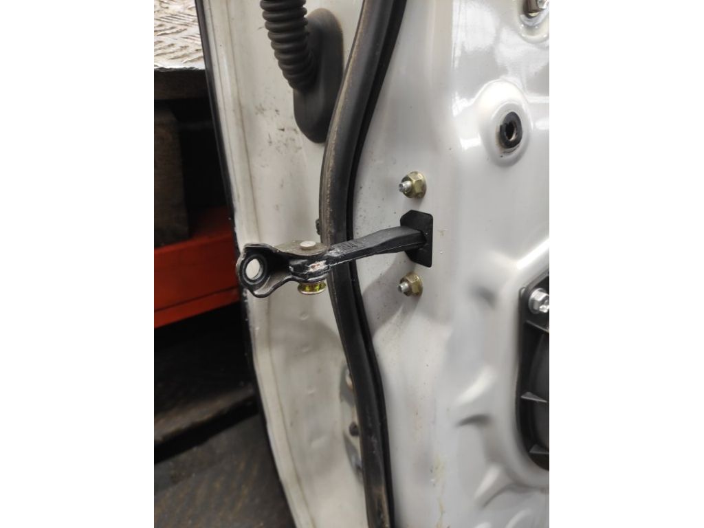 68630-60080 | Обмежувач дверей задн. прав. LEXUS GX470 02-09