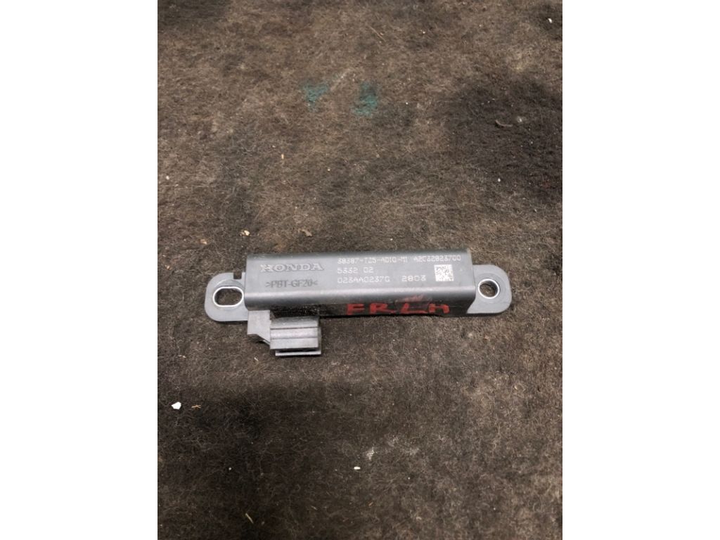 38387-TZ5-A01 | Антена передн. лів. ACURA RDX 12-19