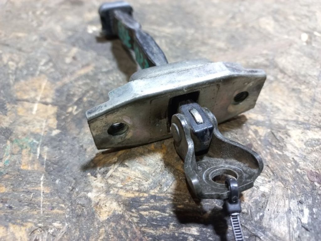 68610-06040 | Обмежувач дверей передн. прав. TOYOTA CAMRY 40 06-11 - Фото 3