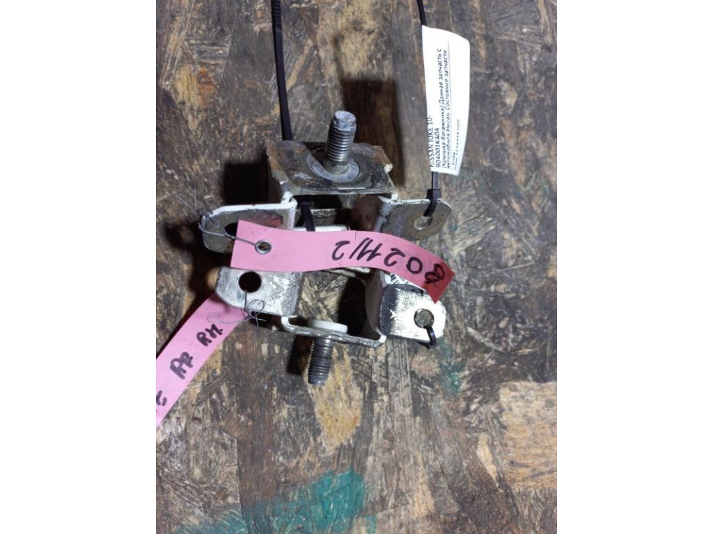 90400-1KA0A | Петля кришки багажника лів. NISSAN JUKE 10-19 - Фото 2