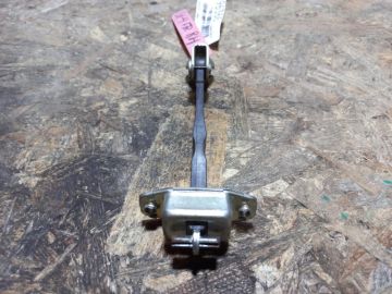 Ограничитель двери передн. прав. SUZUKI SX4 06-13