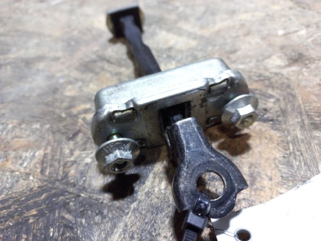 82430-ZR80A | Ограничитель двери задн. лев. NISSAN TIIDA/VERSA C11 04-11 - Фото 2