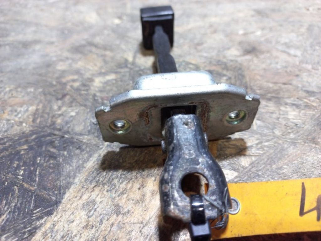 5732A029 | Обмежувач дверей задн. лів. MITSUBISHI OUTLANDER XL 05-13 - Фото 2