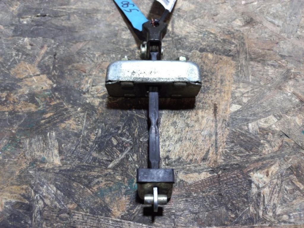 68640-60070 | Обмежувач дверей задн. лів. LEXUS GX470 02-09