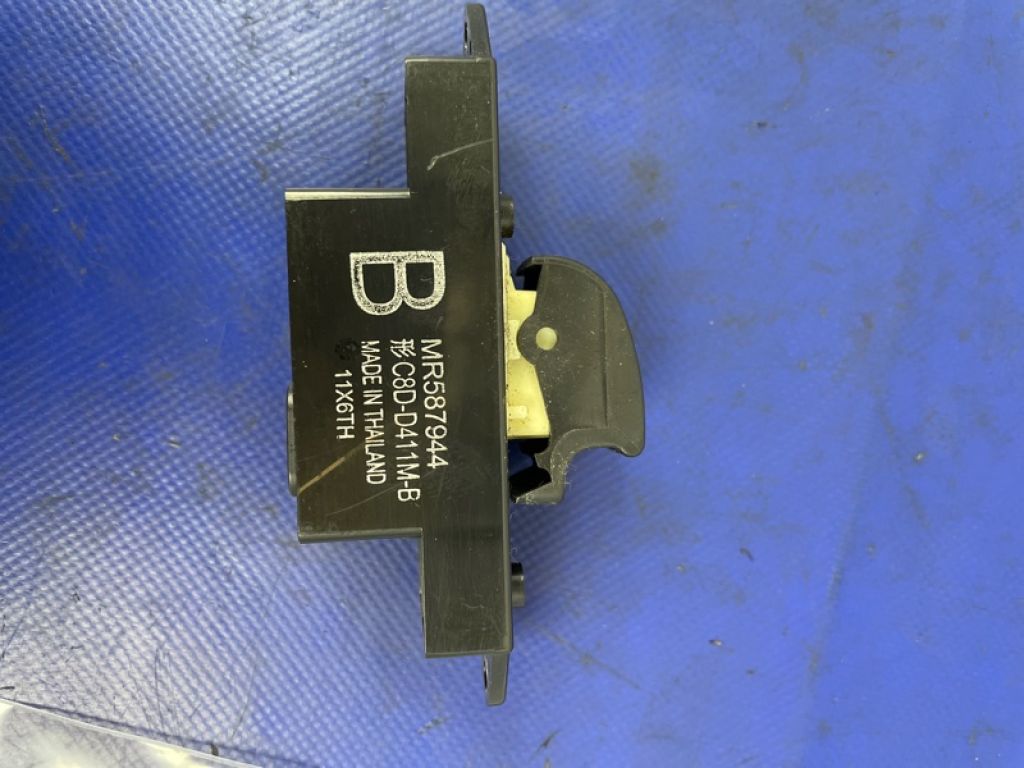 MR587944 | Кнопка стеклоподъемника MITSUBISHI OUTLANDER XL 05-13 - Фото 3