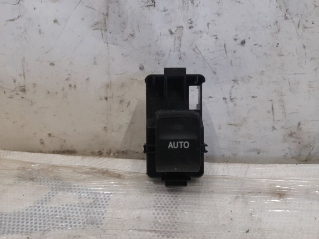 84810-33120 | Кнопка стеклоподъемника задн. прав. TOYOTA PRIUS - 30 09-17