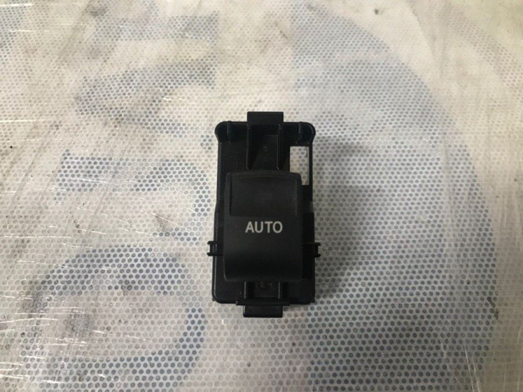 84810-33120 | Кнопка склопідіймача задн. прав. TOYOTA RAV4 05-12