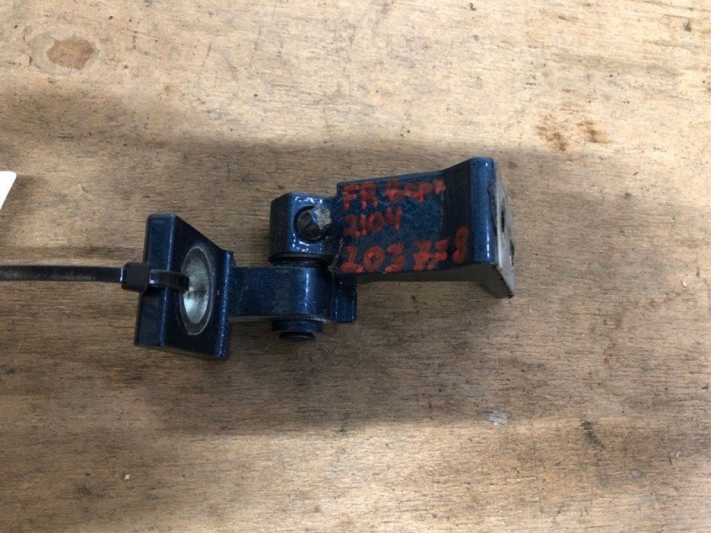 8K0 831 402 G | Петля двері верхня передн. прав. VOLKSWAGEN JETTA USA 10-17