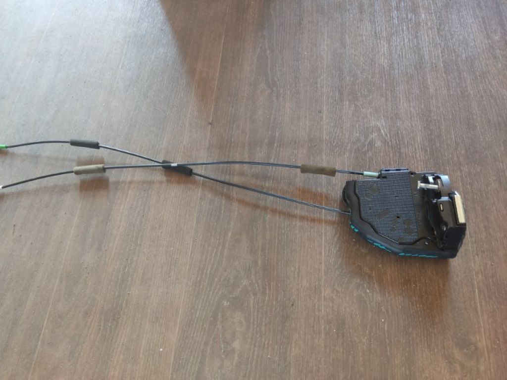 69050-06100 | Замок двери задн. прав. TOYOTA CAMRY 40 06-11