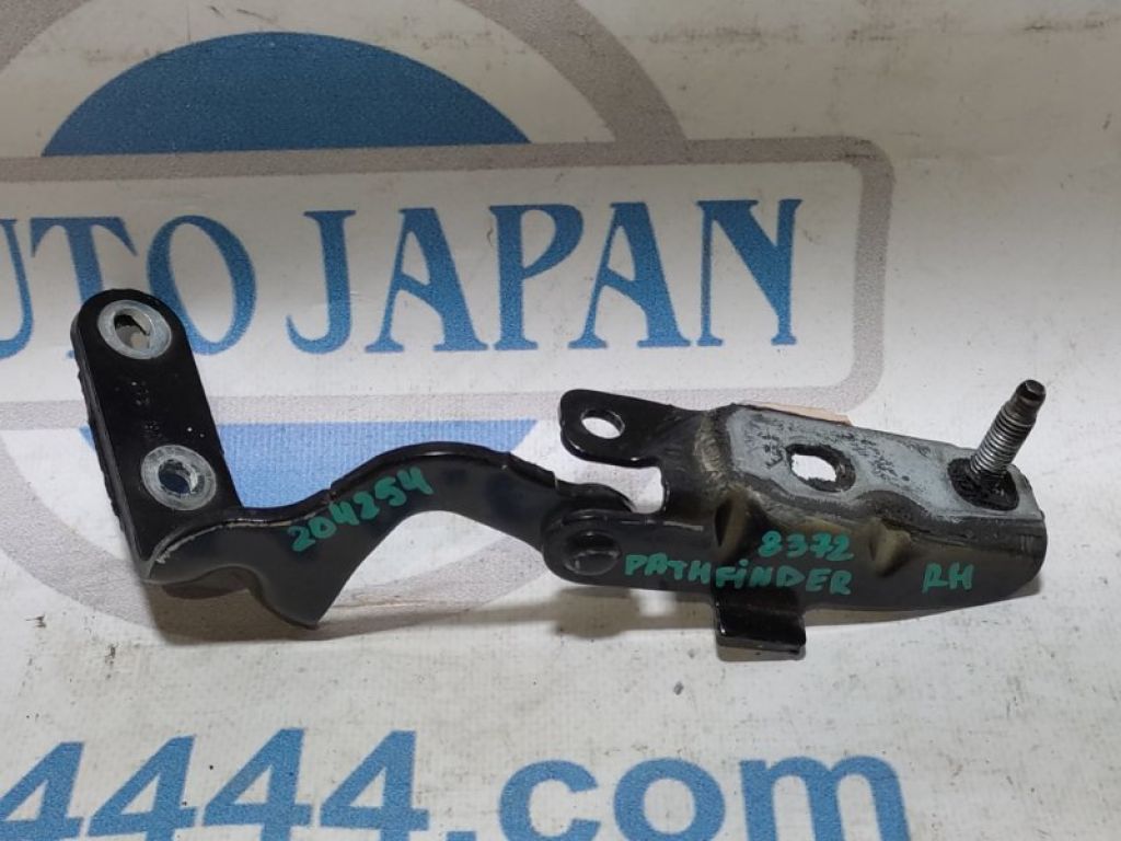 90400-3KA0A | Петля кришки багажника прав. NISSAN PATHFINDER R52 12-21