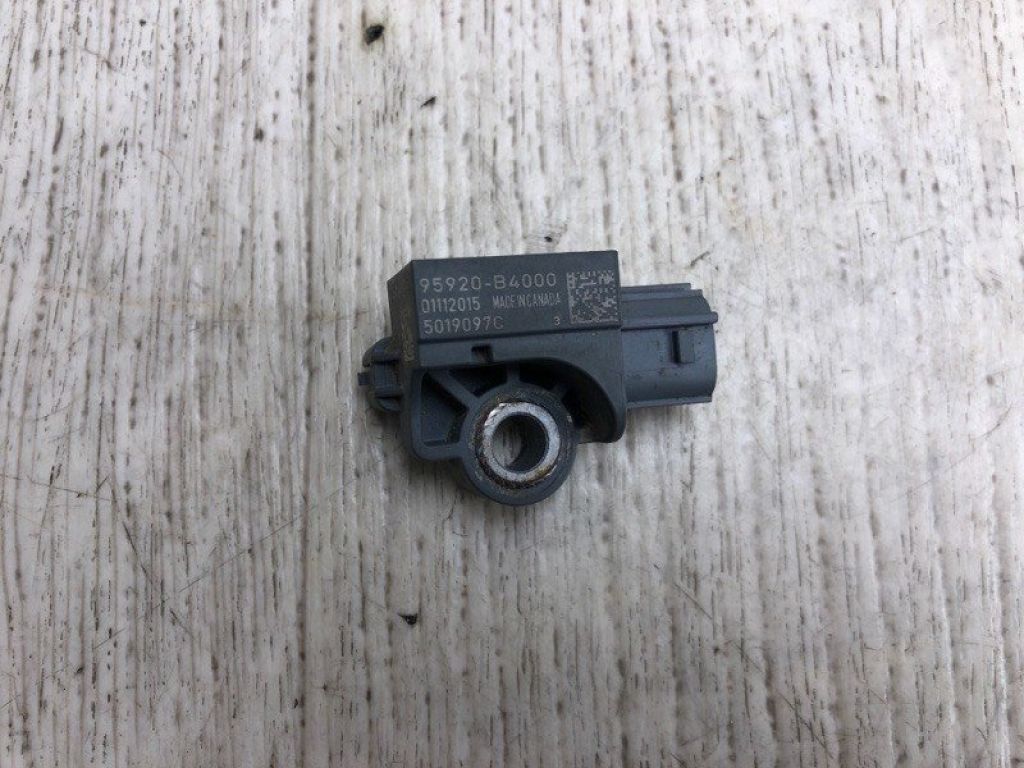 95920-B4000 | Датчик удару передн. KIA SORENTO UM 14-