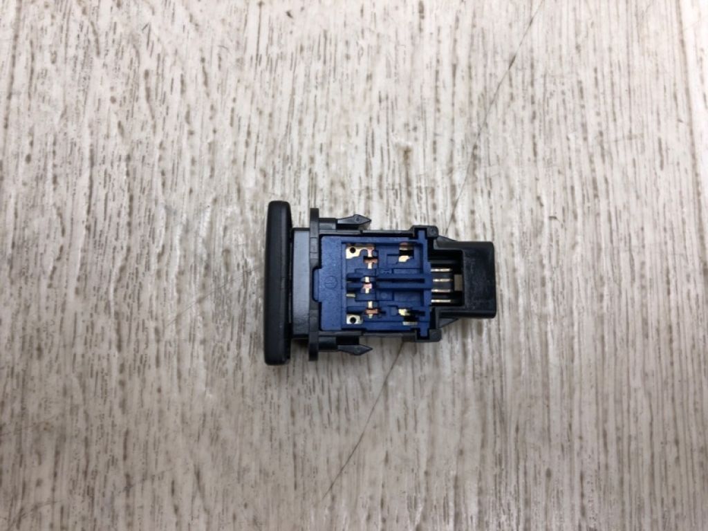 84930-42051 | Кнопка відкриття багажника внутрішня TOYOTA RAV4 13-19 - Фото 2