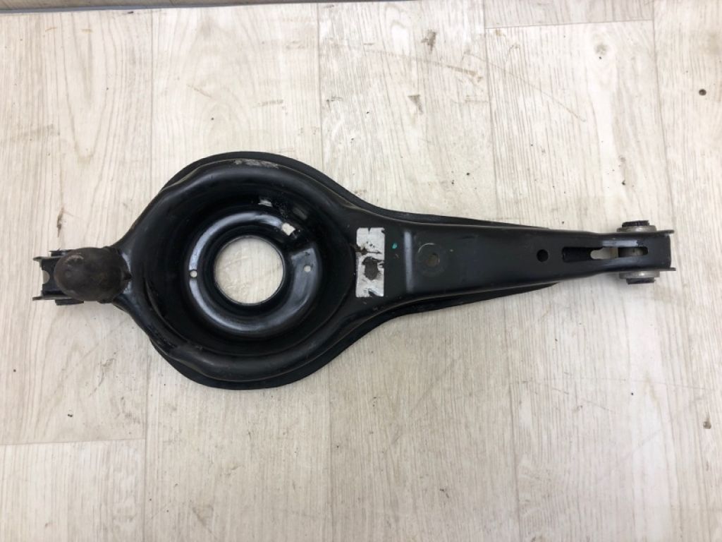 CV6Z-5500-B | Важіль задньої підвіски нижній поперечний FORD FOCUS 10-18