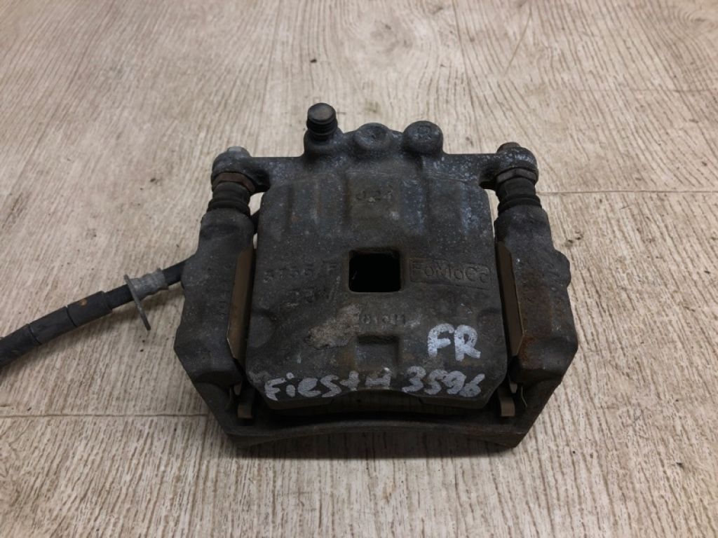 BE8Z-2B120-AA | Суппорт тормозной передн. прав. FORD FIESTA 08-17