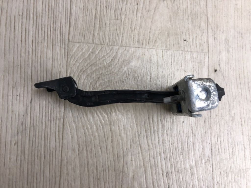 AE8Z-5423504-A | Обмежувач дверей передн. FORD FIESTA 08-17 - Фото 2