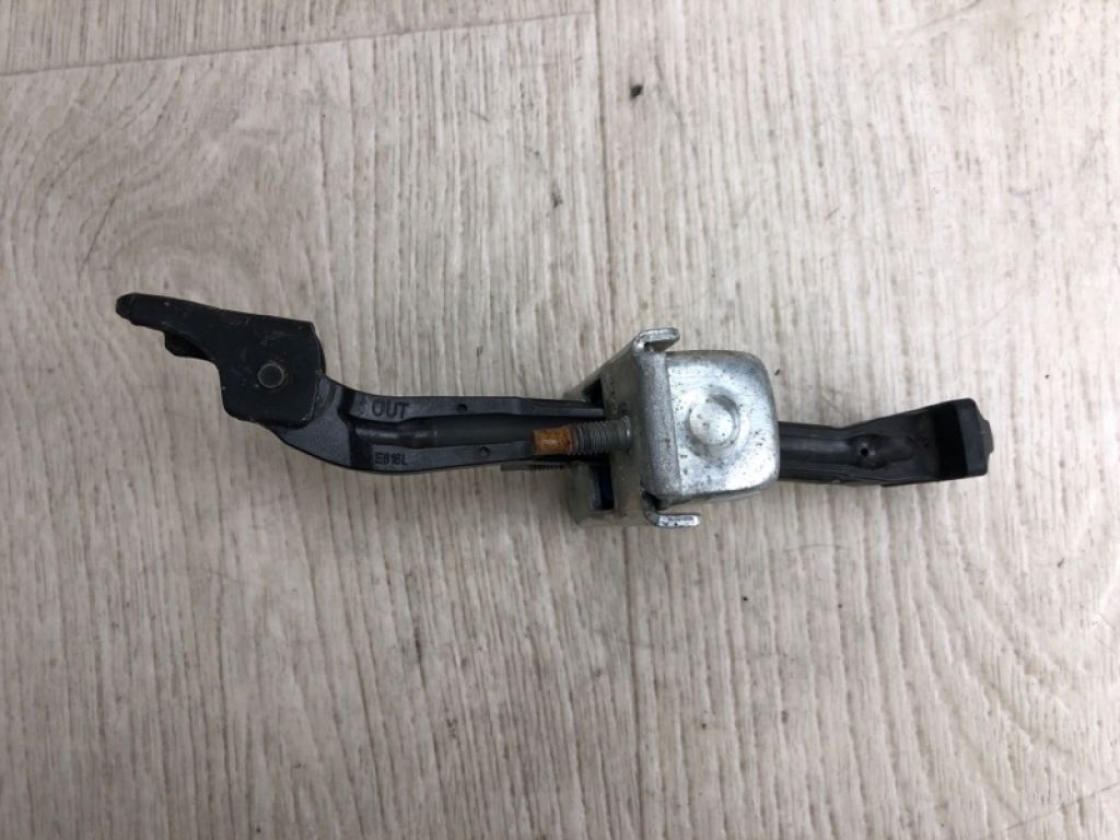 AE8Z-5423504-A | Обмежувач дверей передн. FORD FIESTA 08-17 - Фото 2