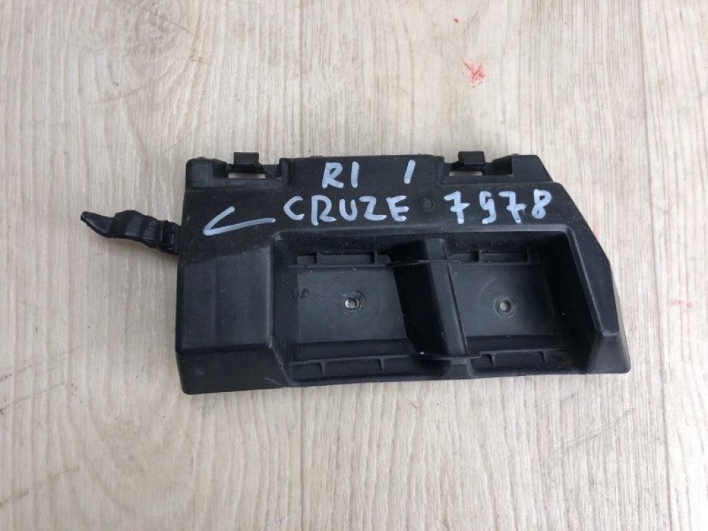 84142839 | Кронштейн заднього бампера лів. CHEVROLET CRUZE 15-