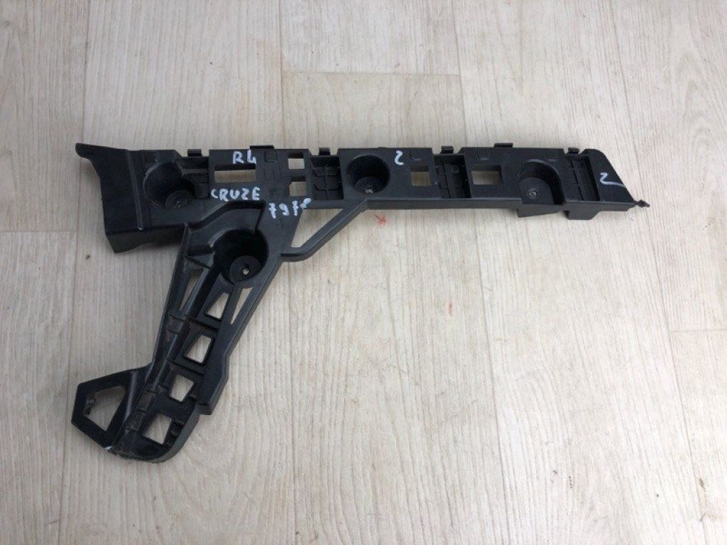 84142839 | Кронштейн заднего бампера лев. CHEVROLET CRUZE 15-