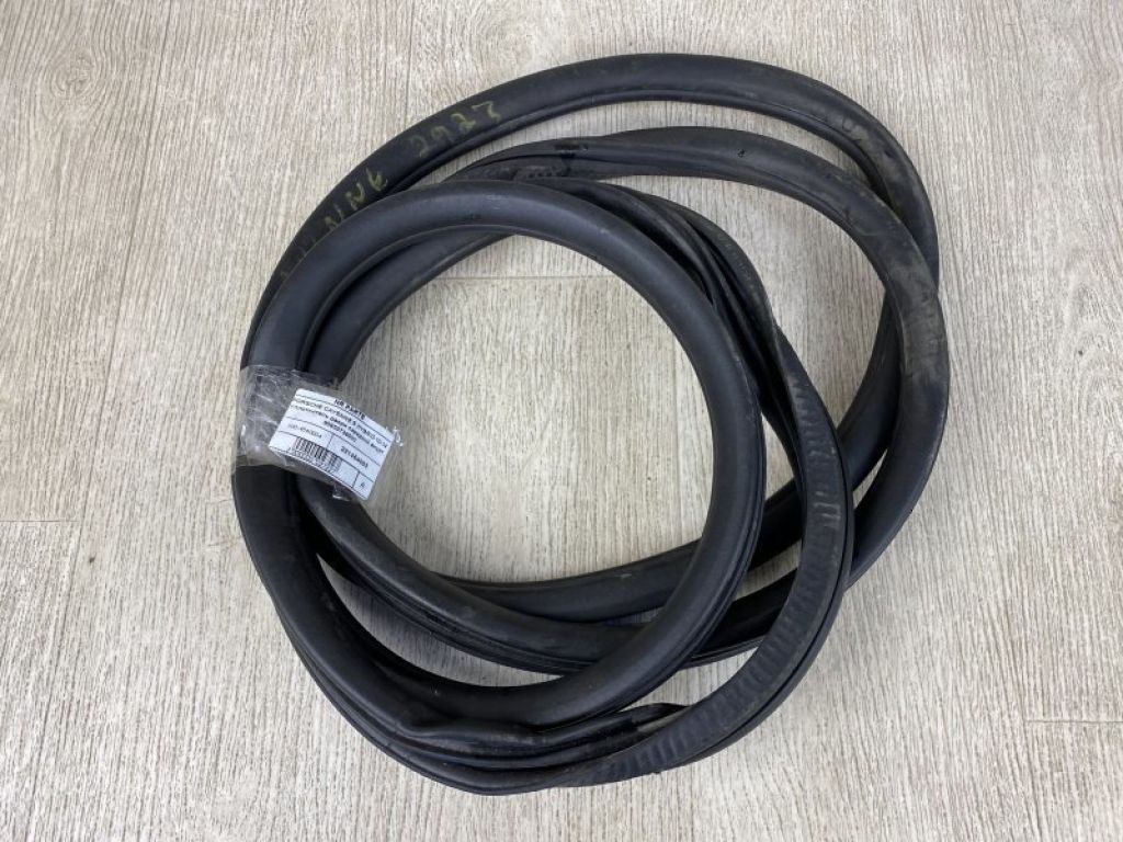 958 537 365 00 | Уплотнитель двери PORSCHE CAYENNE 10-18