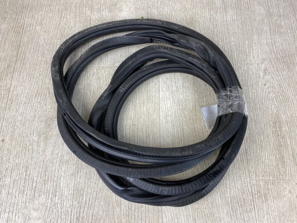 958 537 365 00 | Уплотнитель двери PORSCHE CAYENNE 10-18 - Фото 3